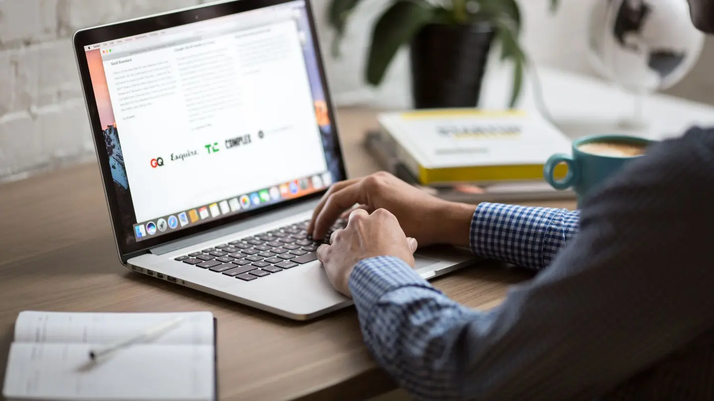 Un profesional repasando los textos de su web en el portátil
