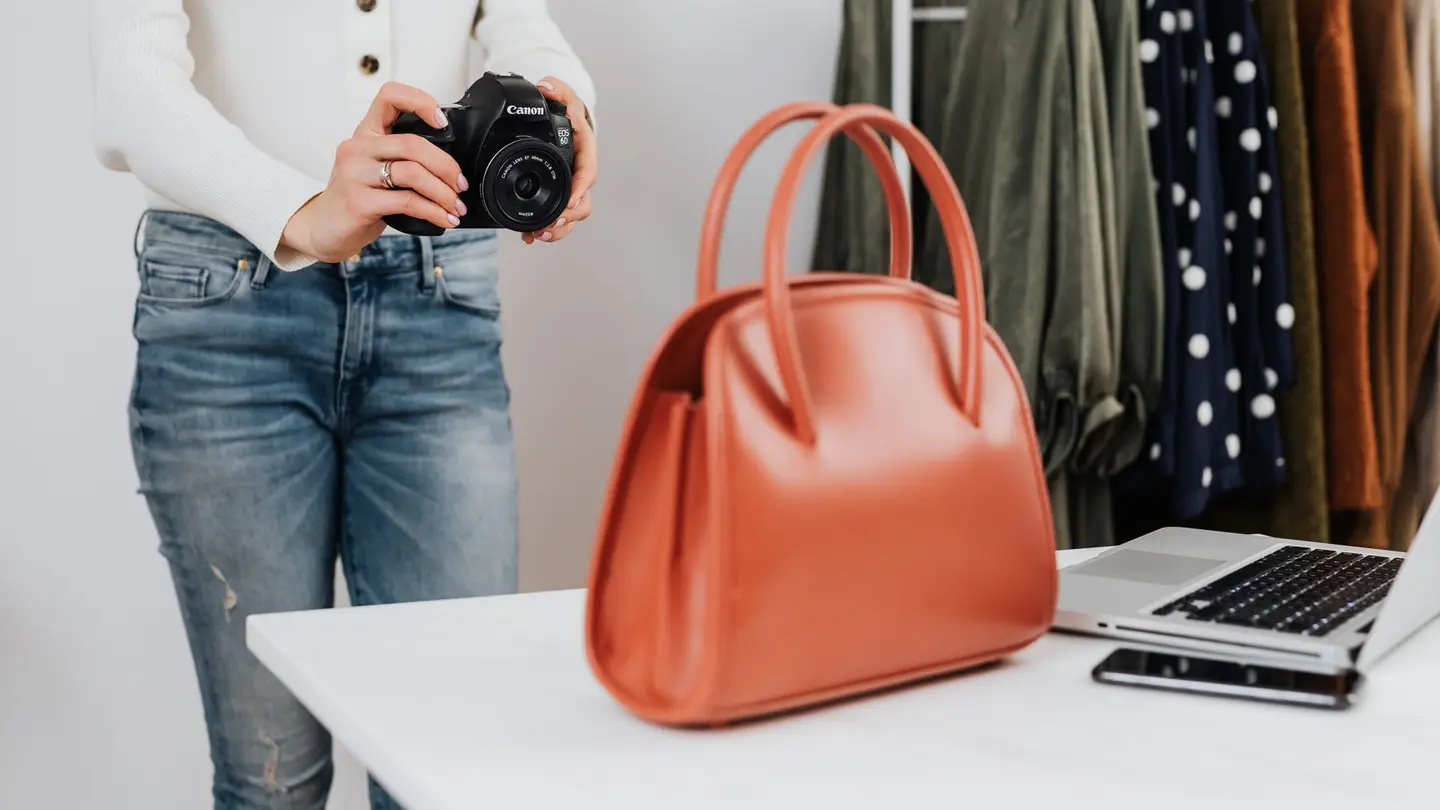 Una artesana fotografiando sus productos para venderlos online