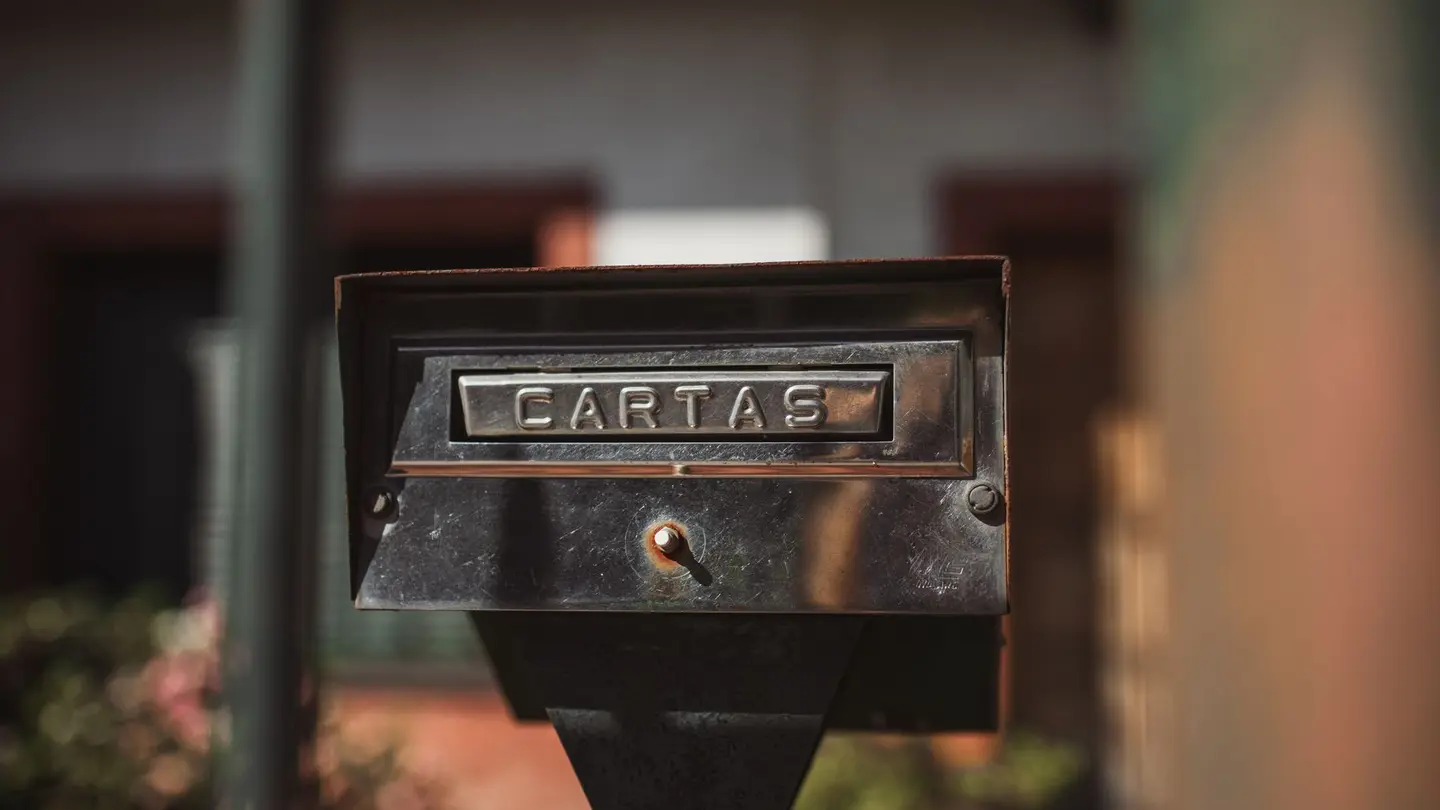 Un buzón con el correo recién llegado