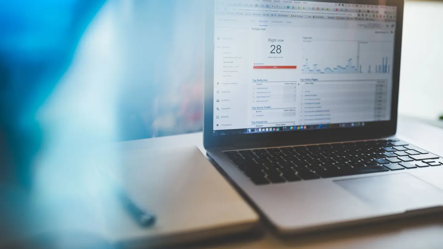Un portátil con las estadísticas de visitas de una web