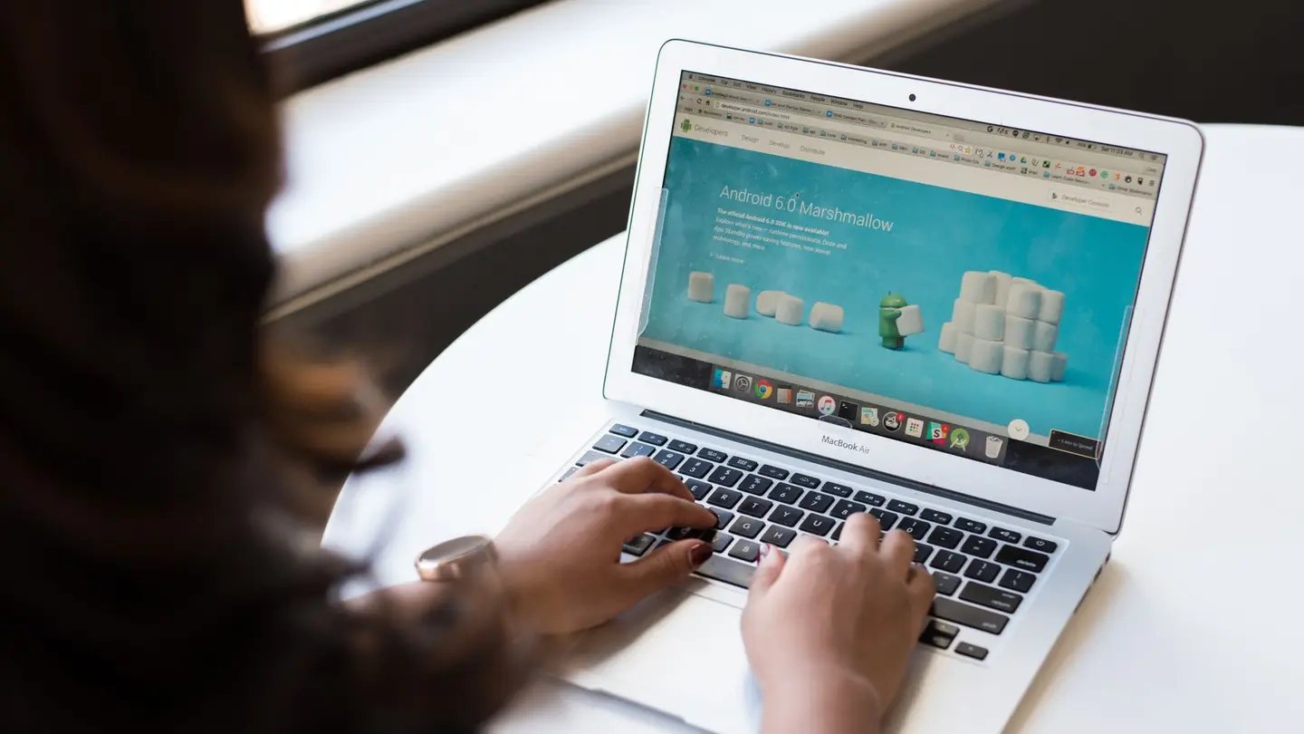 Una web corporativa abierta en el portátil